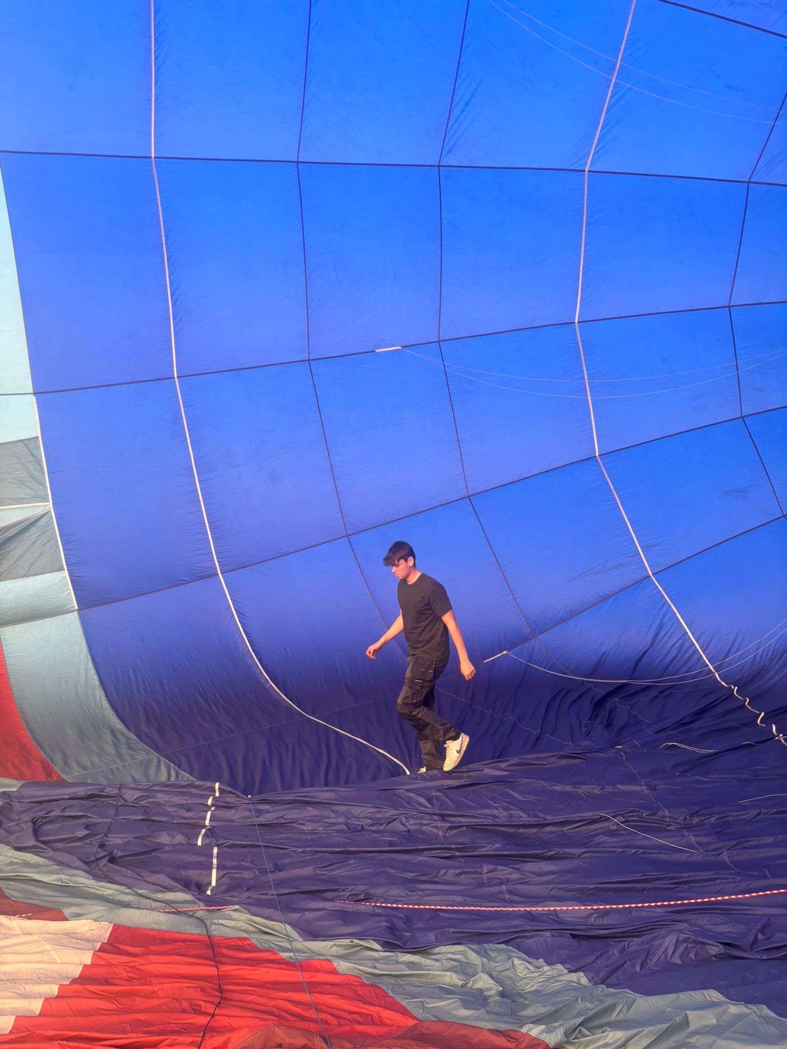 Sfeerbeeld van werkopstelling met laptop en notitieboek